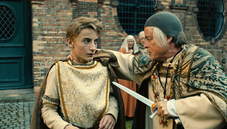 Caspar Phillipson spiller den onde biskop Peder, der her truer en af seriens unge helte.