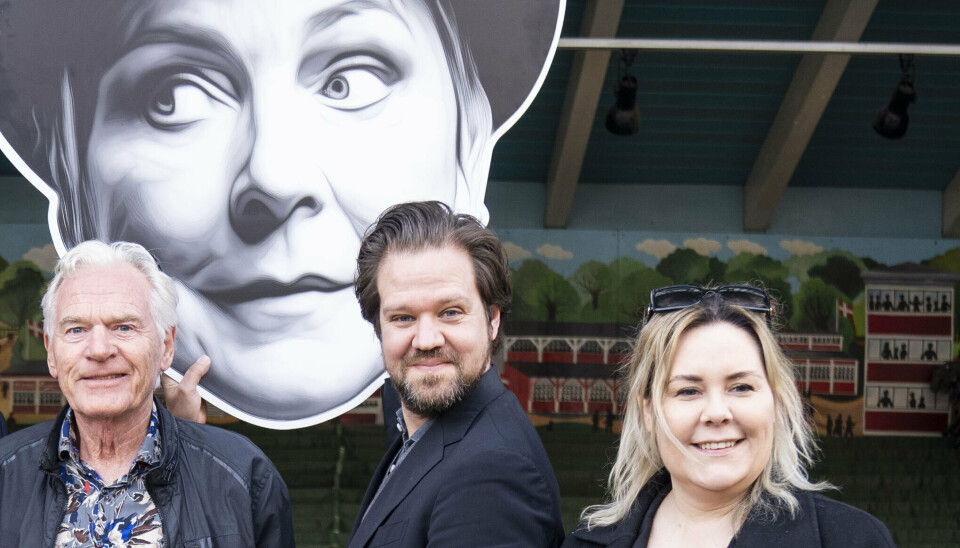 Som kreativ chef har Linda P håndplukket castet, der ud over hende på scenen også består af veteranen Kurt Ravn og revydebutanten Thomas Warberg. Oprindeligt var Søs Egelind også på plakaten. Men hun trak sig grundet forskellige forventninger til produktionen.