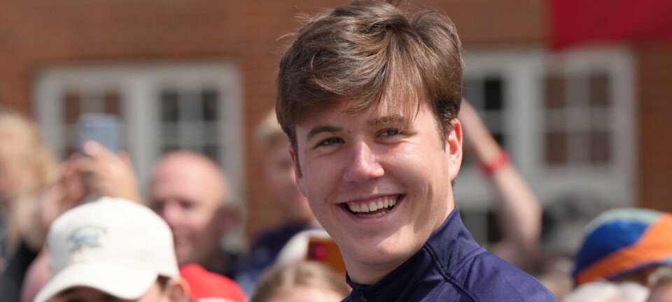 Kronprinsen tog benene på nakken