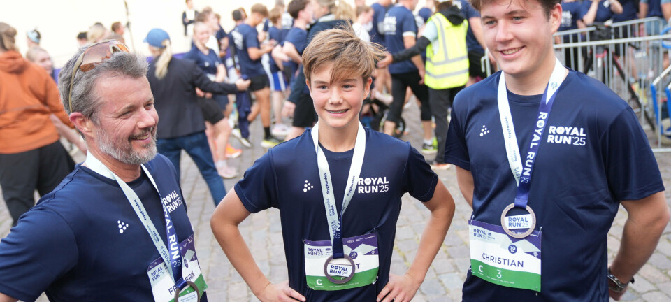 Kong Frederik slået af sine to sønner