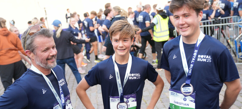 Kong Frederik slået af sine to sønner