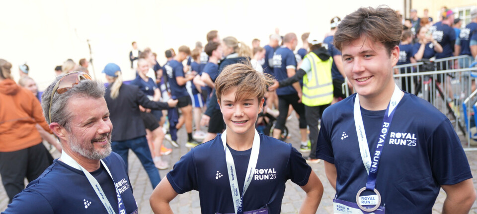 Kong Frederik slået af sine to sønner