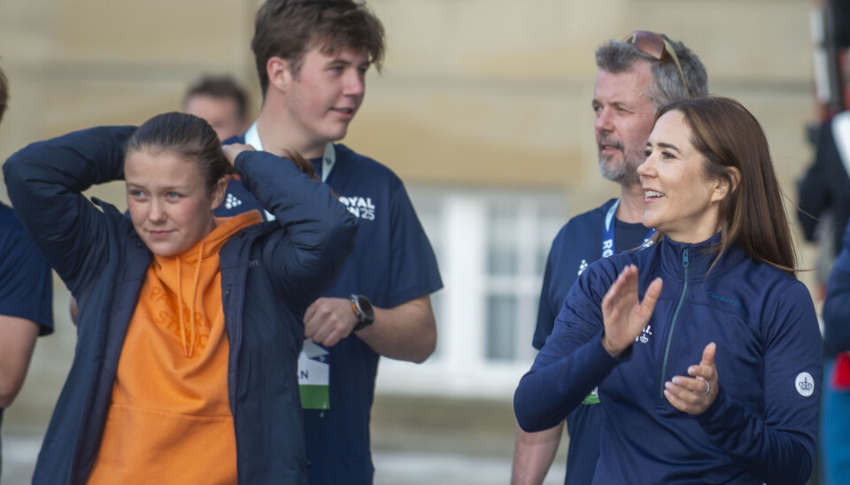 Kong Frederik slået af sine to sønner