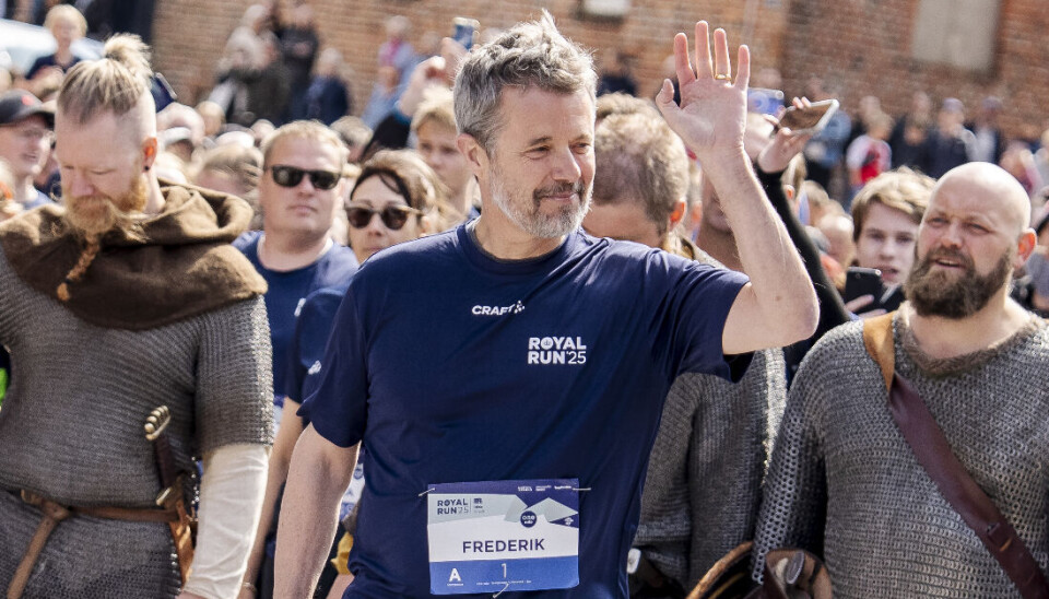 Kong Frederik se her kort før starten på One Mile-distancen i Ribe.