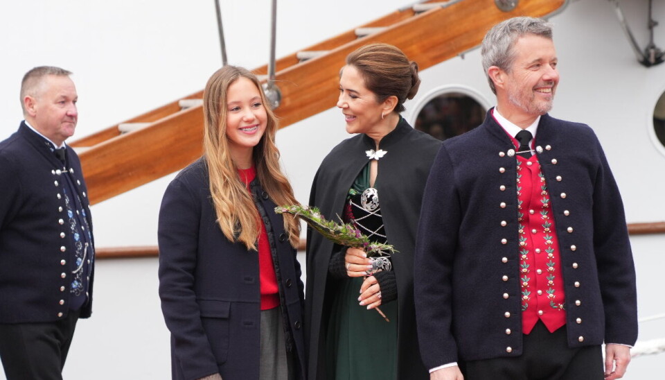 Kong Frederik X og dronning Mary, ledsaget af prinsesse Josephine, er netop gået i land på Bursatangi- kajen i Torshavn. Kongeparret begge iklædt den færøske nationaldragt.