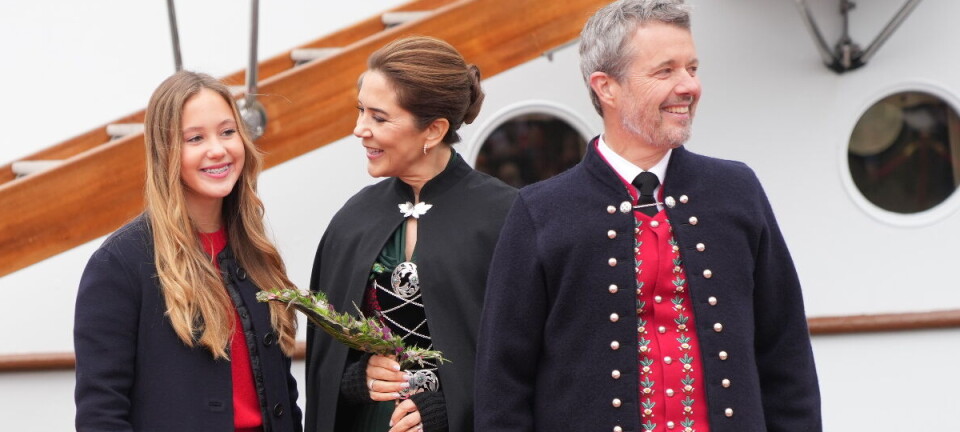 Nu er kongeparret og Josephine gået i land