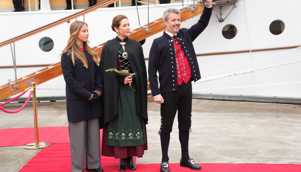 Både Frederik er som traditionen byder klædt i den færøske nationaldragt.