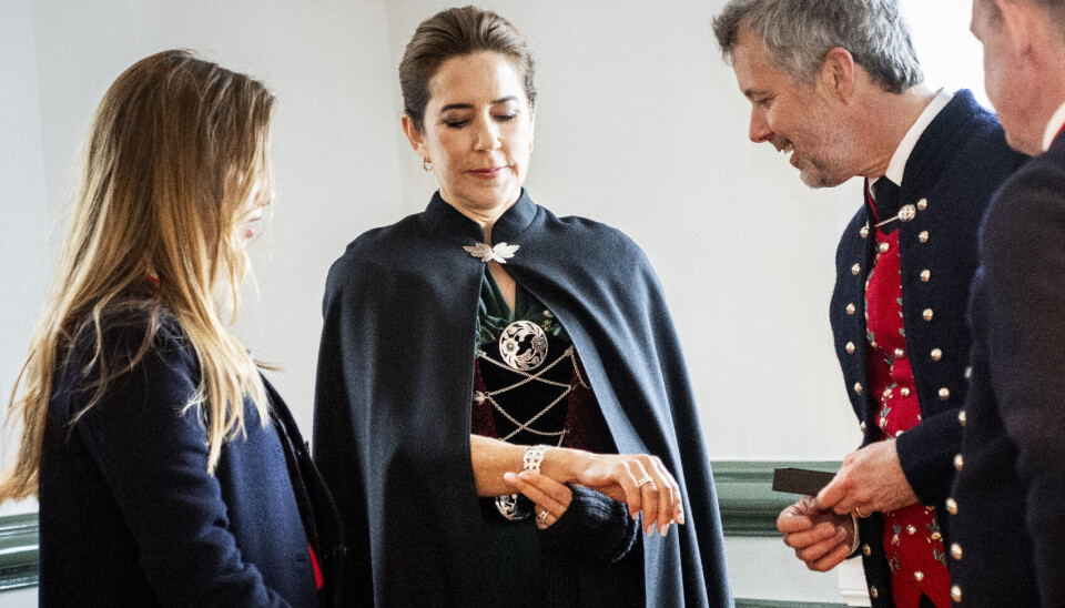 Det smukke gave Mary modtog blev straks prøvet på armen.