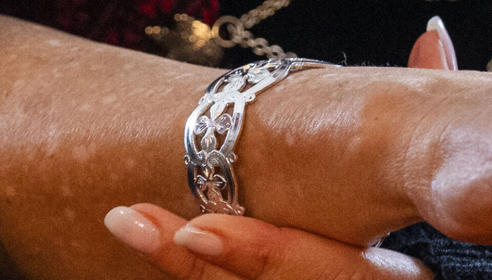 Her er det så helt tæt på, det smukke sølvarmbånd, der er lavet af familieforetagenet Niels L. Arge, og som Mary modtog som gave under en reception i regeringsbygningerne i den gamle bydel Tinganes onsdag.