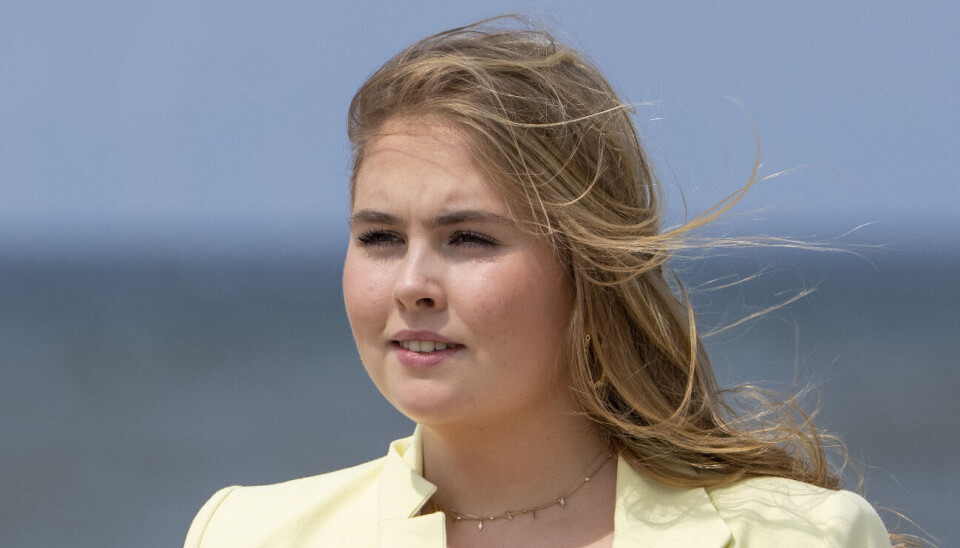 Hollandske kronprinsesse Amalia, der ellers er en erfaren rytter, faldt tirsdag af sin hest og brækkede overarmen.