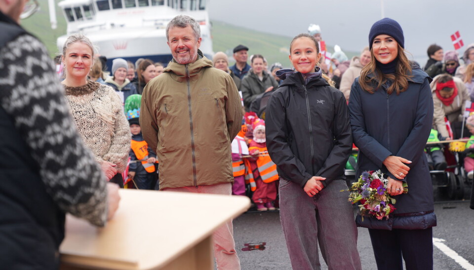 Frederik og Mary, der også i dag er ledsaget af prinsesse Josephine, se her kort efter ankomsten til bygden Vágur på øen Suðuroy.
