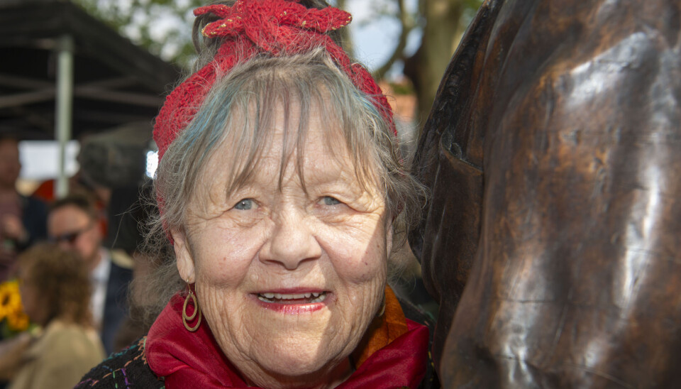 Daimi Gentle ved statuen af Olsen Banden på Tingstedet i Valby.