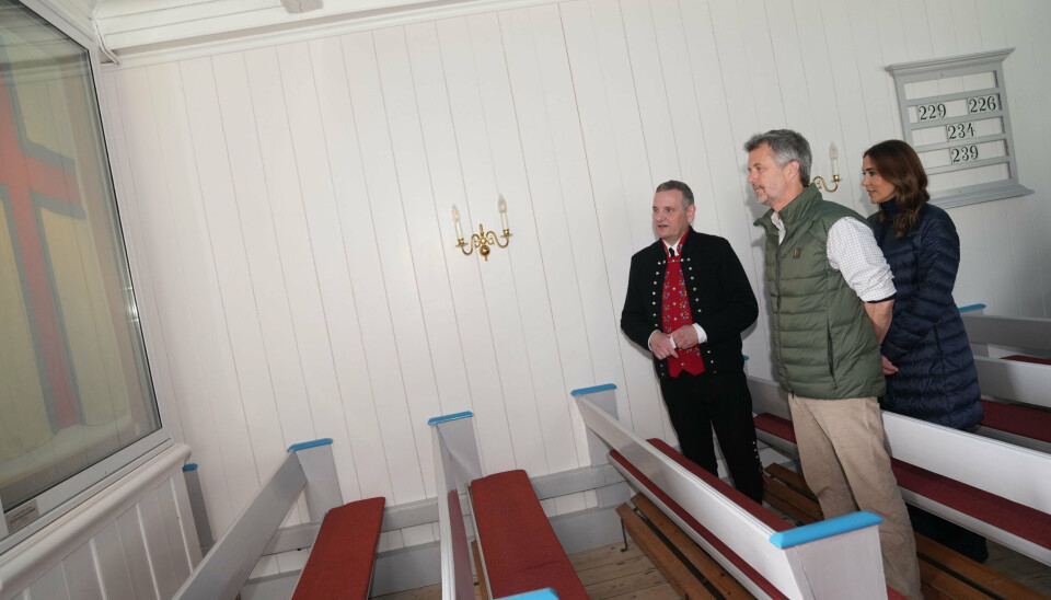 Kong Frederik og dronning Mary fik i forbindelse med besøget i byen Fámjin fremvist den originale førsteudgave af det færøske flag, der stammer fra 1919 og hænger i byens kirke.