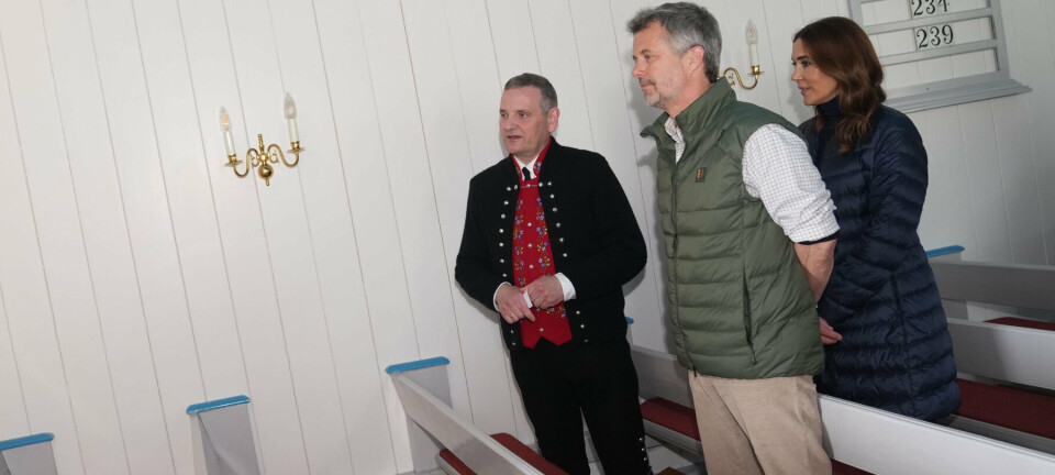 Kongeparret forbi det originale færøske flag