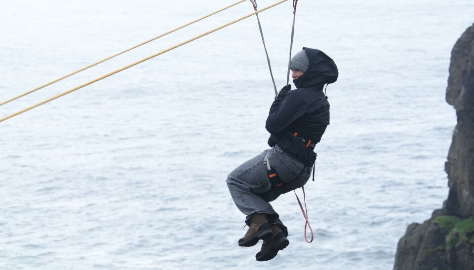 Josephin har her kastet sig ud over klippen for at zipline hen over den.