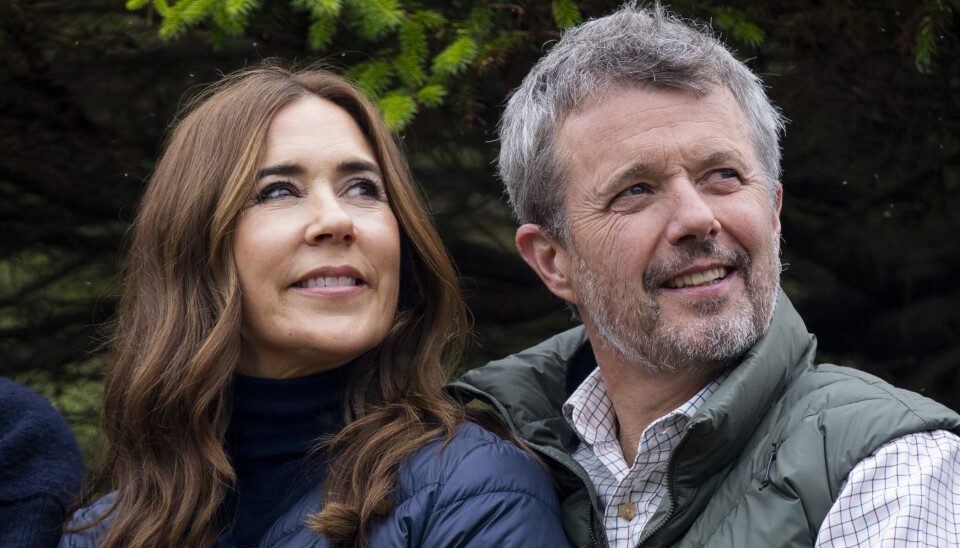 Kong Frederik og dronning Mary ses her under besøget på Færøernes sydligste ø Tvøroyri.