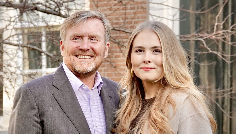 Hollandske kronprinsesse Amalia ses her sammen med sin far, kong Willem-Alexander.