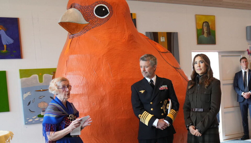 Kong Frederik og dronning Mary besøger billedkunstner Sigrun Gunnarsdóttirs atelier på Færøerne.