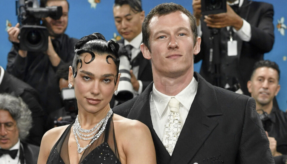 Dua Lipa og Callum Turner har dannet par i næsten halvandet år. Nu bekræfter hun, at de er blevet forlovet.