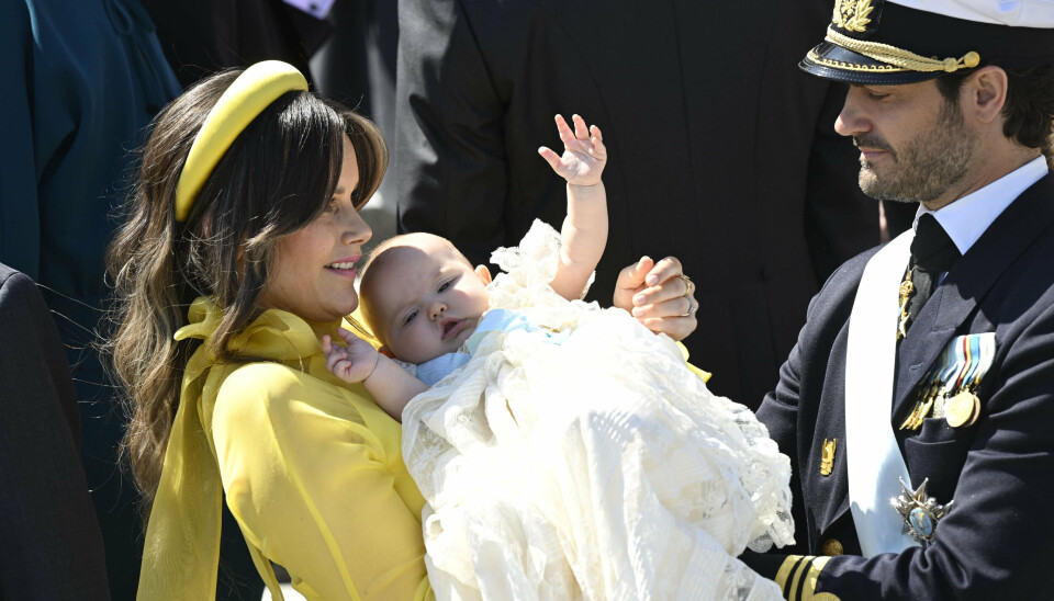 Prins Carl Philip og prinsesse Sofia med prinsesse Ines Marie Lilian Silvia og ikke Inse Silvia Marie Lilian i armene til barnedråben i Stockholm 13. juni.