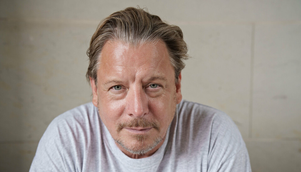 Anders W. Berthelsen vender alt med sin familie. Også når lukrative tilbud lokker.