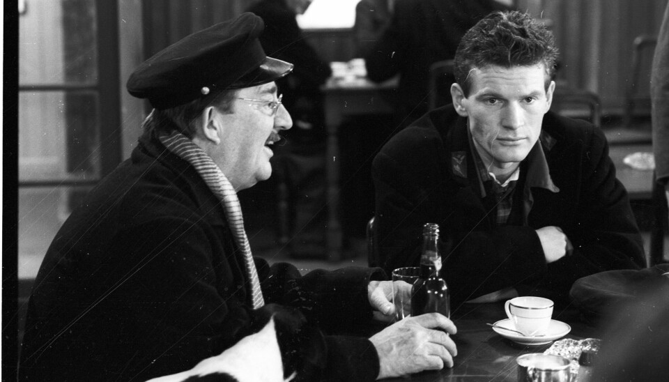 Kurt Ravn fik sit store gennembrud som jernbanearbejderen - og kommunisten - Lauritz Jensen, kaldet 'Røde', i kultklassikeren 'Matador'. Her ses han i en scene over for Buster Larsens grisehandler Oluf Larsen og hunden Kvik.