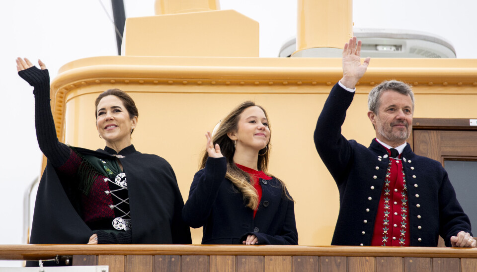 Frederik, Mary og Josephine ses her ombord på Kongeskibet Dannebrog ved ankomsten til Thorshavn onsdag.