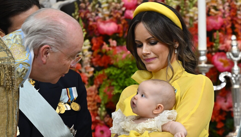Prinsesse Sofia og lille Ines ses her sammen med biskop Johan Dalman ved dåben i Slotskirken på Drottningholm Slot fredag.