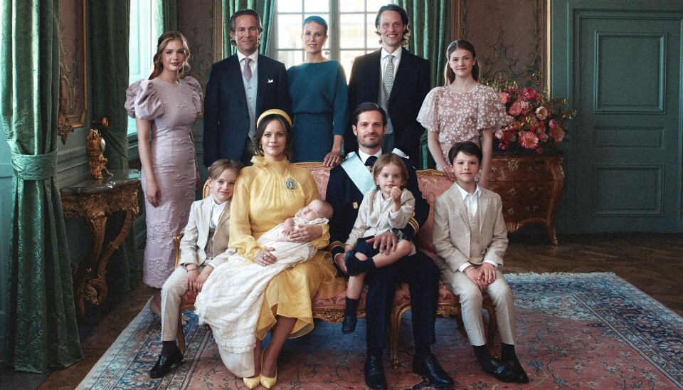 Her er det så de fem faddere bag prinsefamilien. De er, set fra venstre, Tiara Larsson, Claes Kockum, Sandrine Kockum, Fredrik von der Esch og 13-årige prinsesse Estelle.