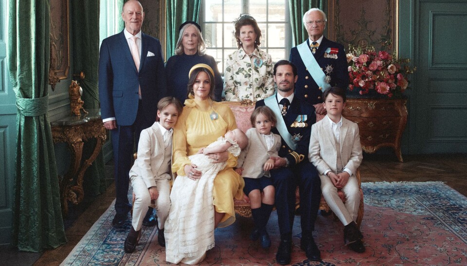 Her er det så prinsefamilien sammen med de stolte bedsteforældre, kong Carl Gustaf og dronning Silvia samt Erik og Marie Hellqvist.