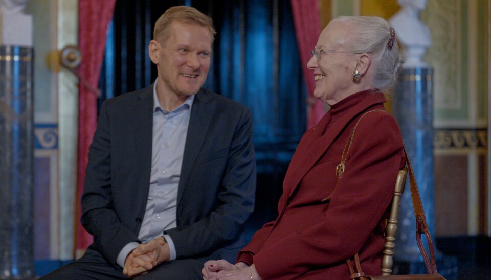 Kasper Holten og Dronningen fra 'Dronning Margrethe og teatrets magi' på DRTV.