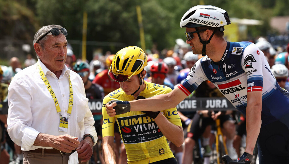 Eddy Merckx hilser på de to danske ryttere Jonas Vingegaard og Kasper Asgreen forud for en af de sidste etaper i Tour de France 2023, som Vingegaard vandt. (Arkivfoto). - Foto: