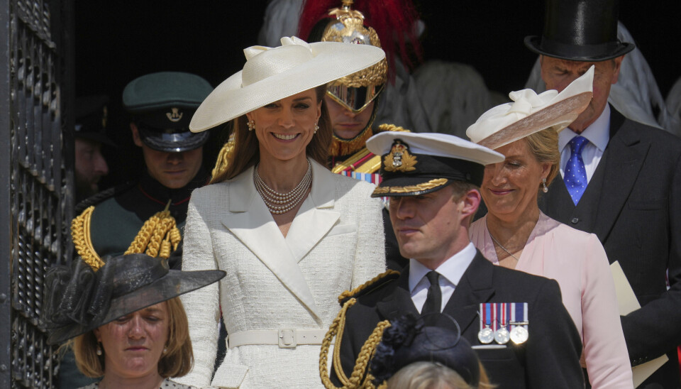 Prinsesse Kate følger trop i højt humør