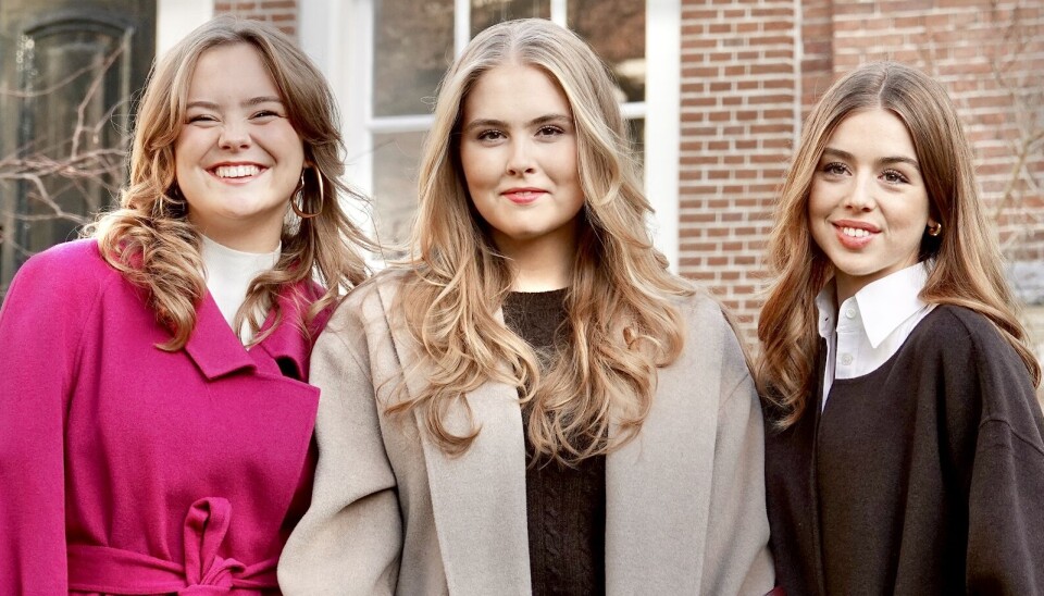 Kronprinsesse Amalia ses her imellem sin to søstre, prinsesse Ariane (tv) og prinsesse Alexia.
