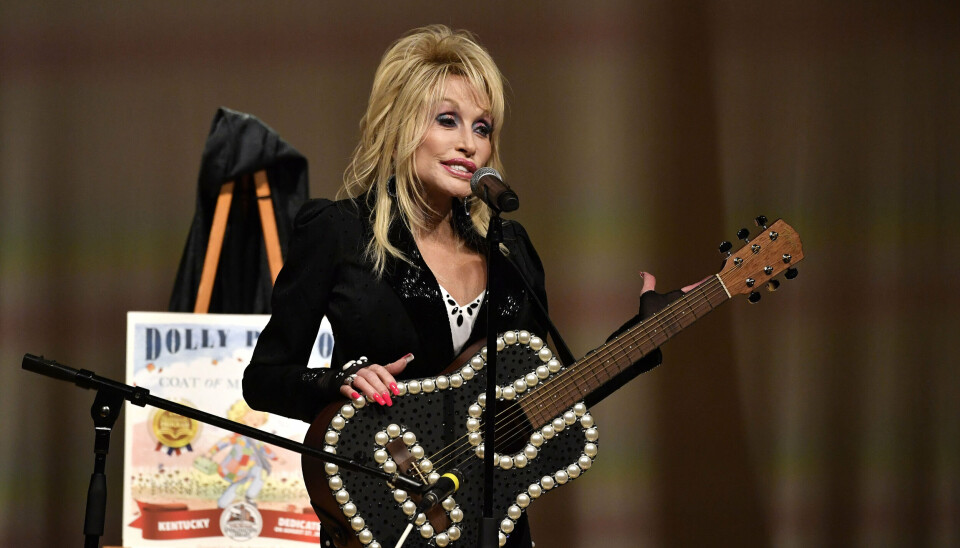 Dolly Parton har været nomineret til to Oscars igennem sin fem årtier lange karriere. Den første nominering fik hun i 1981 for nummeret 'Nine to Five' til filmen af samme navn, som hun også medvirkede i. Den anden nominering modtog hun i 2006 for musikken til dramaet 'Transamerica'.