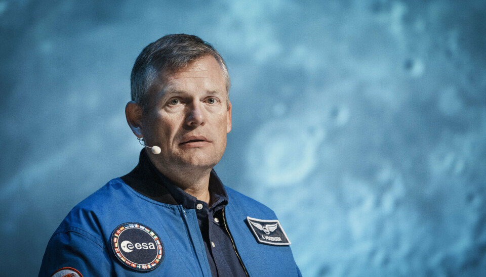 Astronauten Andreas Mogensen debuterer på teaterscenen, når han i Sigurd Barrets nye forestilling optræder i et hologram. Hologrammet er eksklusive optagelser direkte fra Den Internationale Rumstation.