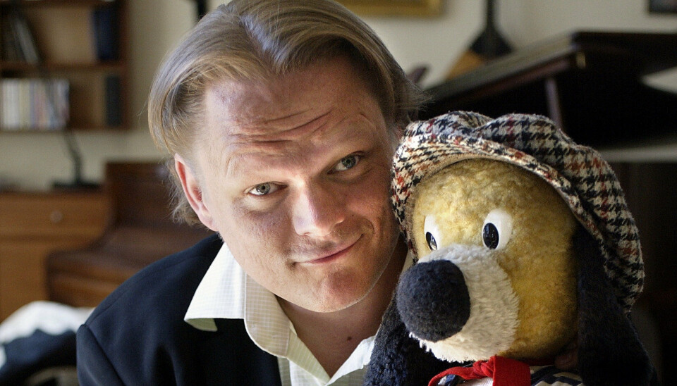 Sigurd Barrett fik sit folkelige gennembrud i slutningen af 1990'erne som vært på børneprogrammet 'Sigurds bjørnetime' og som pianist i DR-programmet 'Hit med sangen'.