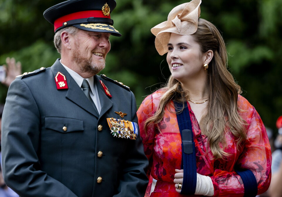 Kronprinsesse Amalia med armen i slynge ses her sammen med sin far, kong Willem Alexander under besøget på Prins Bernhard-kasernen i Amersfoort onsdag.