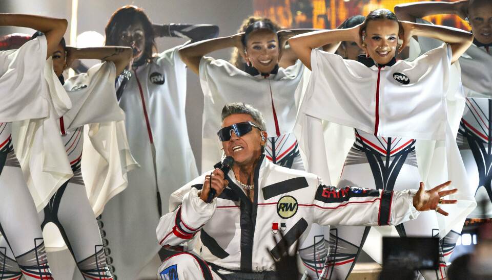 Robbie Williams optrådte i Parken i København torsdag. Anmeldere er splittede. Ekstra Bladet giver to stjerner, mens B.T. giver fire.