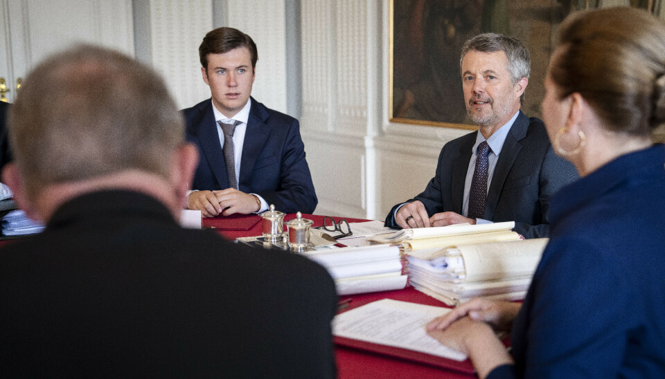 Kong Frederik, kronprins Christian og repræsentanter fra regeringen under Statsråd i statsrådssalen på Christiansborg Slot fredag