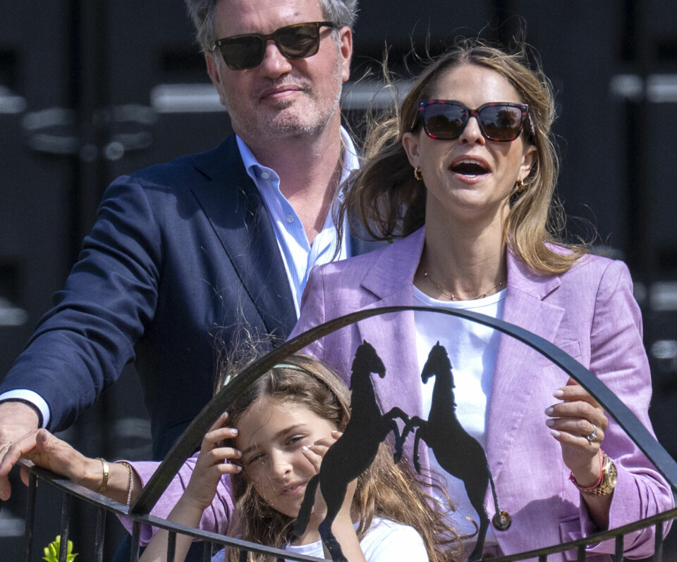 Nu 7-årige prinsesse Adrienne ses her sammen med sine forældre, prinsesse Madeleine og Chris O'Neill