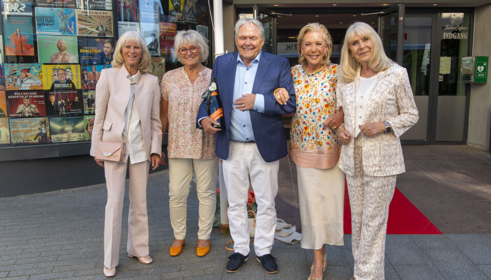 Dorthe Kollo med vennerne til revy i Nykøbing Falster.