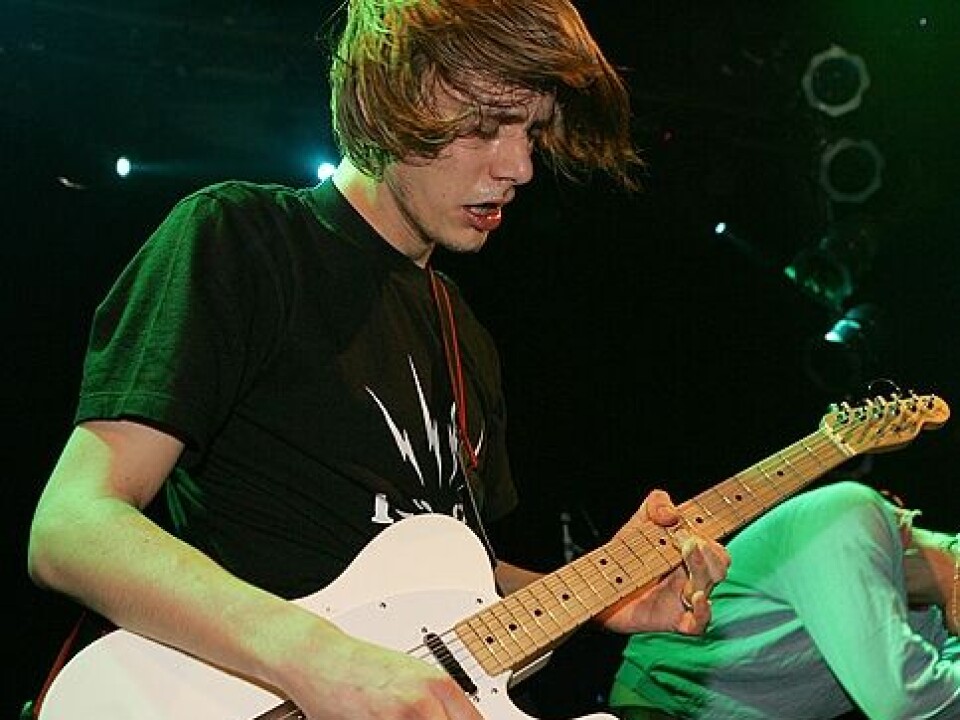 Den 46-årige guitarist er nu død, lyder det i meldingen.