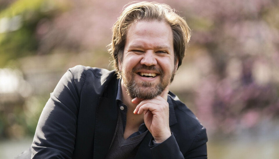 Sammen med sin kæreste, Julie, har Thomas Warberg to små sønner. - Jeg har taget mig i at købe en gave med hjem til den ældste. Det er meget klassisk mandet - 'jeg er her ikke, så er her noget materialistisk'. Men han blev glad for bilen!, siger komikeren med et grin.