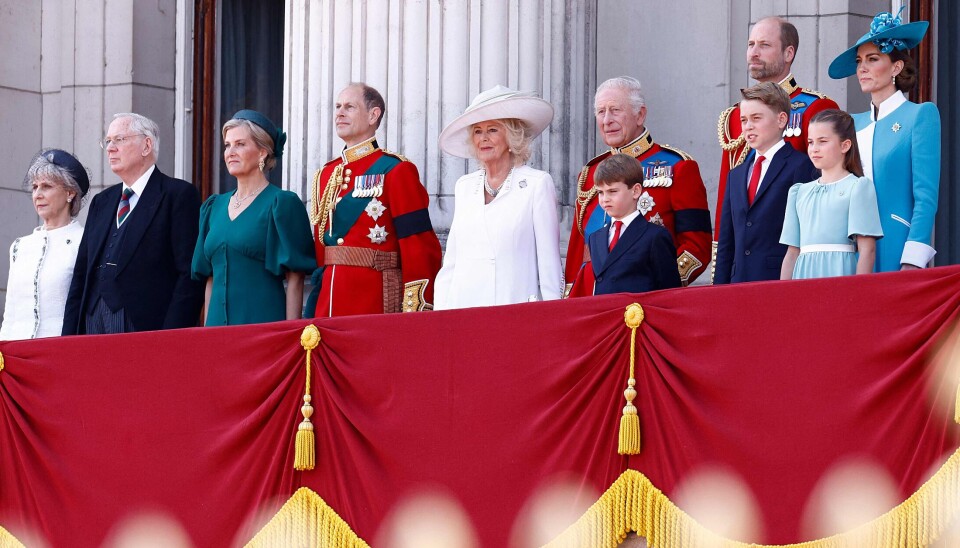 Hertug parret af Gloucester, Birgitte og Richard, regnes blandt inderkredsen i den britiske kongefamilie. Her ses de, længst til venstre i Billedet, sammen med 'toppen' familie på balkonen på Buckingham Palace under Trooping the Coulor den 14. juni.