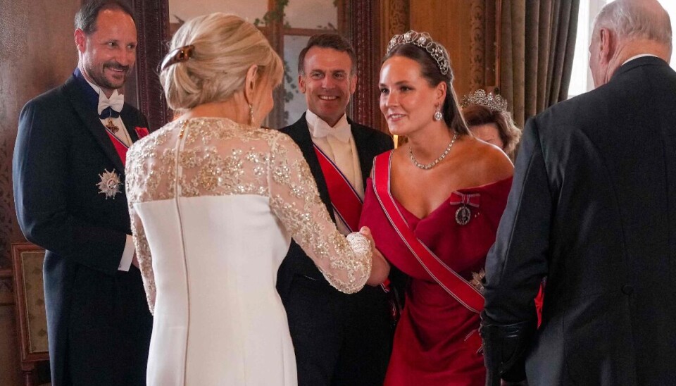 Ingrid Alexandra hilser på den franske præsidentfrue, Brigitte Macron.