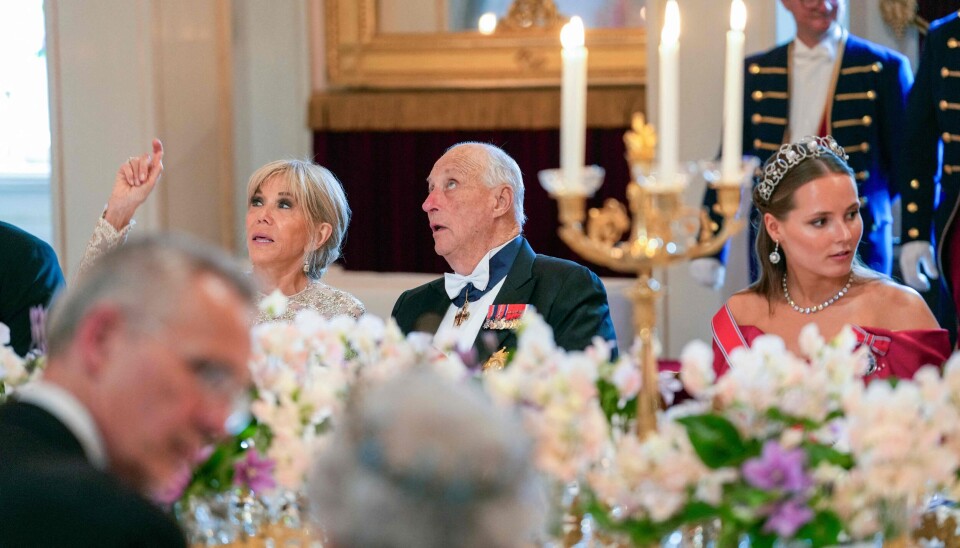 Ved bordet havde den nu 21-årige prinsesse fået plads ved siden af sin farfar, kong Harald.
