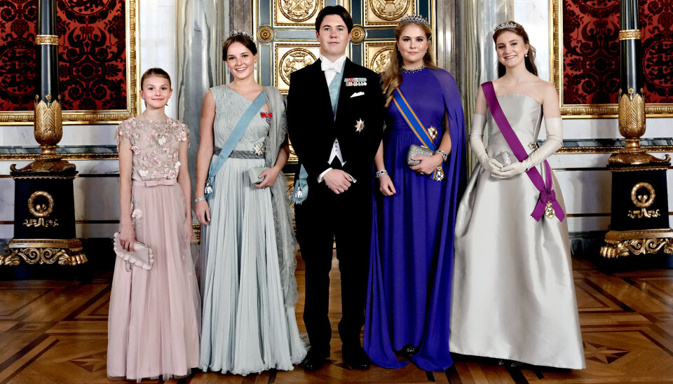 Kronprins Christian ses her omgivet af fire kommende, kvindelige monarker. Fra venstre svenske prinsesse Estelle, norske prinsesse Ingrid Alexandra, hollandske prinsesse Amalia og belgiske prinsesse Elisabeth.