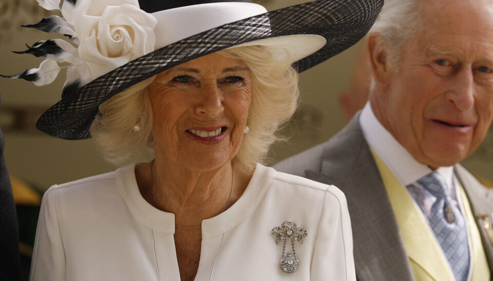 Dronning Camilla ses her med det den diamantbesatte broche, som dronning Mary fik i gave ved sit bryllup med den senere kong George V helt tilbage i 1893.