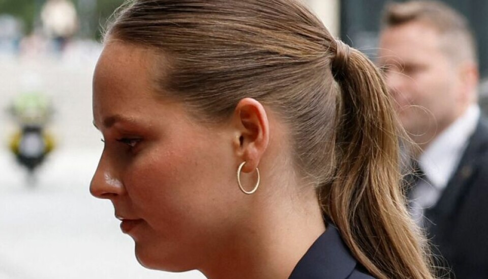 De diamantbesatte Dulong øreringe er en gave, Ingrid Alexandra fik af daværende kronprins Frederik og kronprinsesse Mary til sin 18-års fødselsdag.